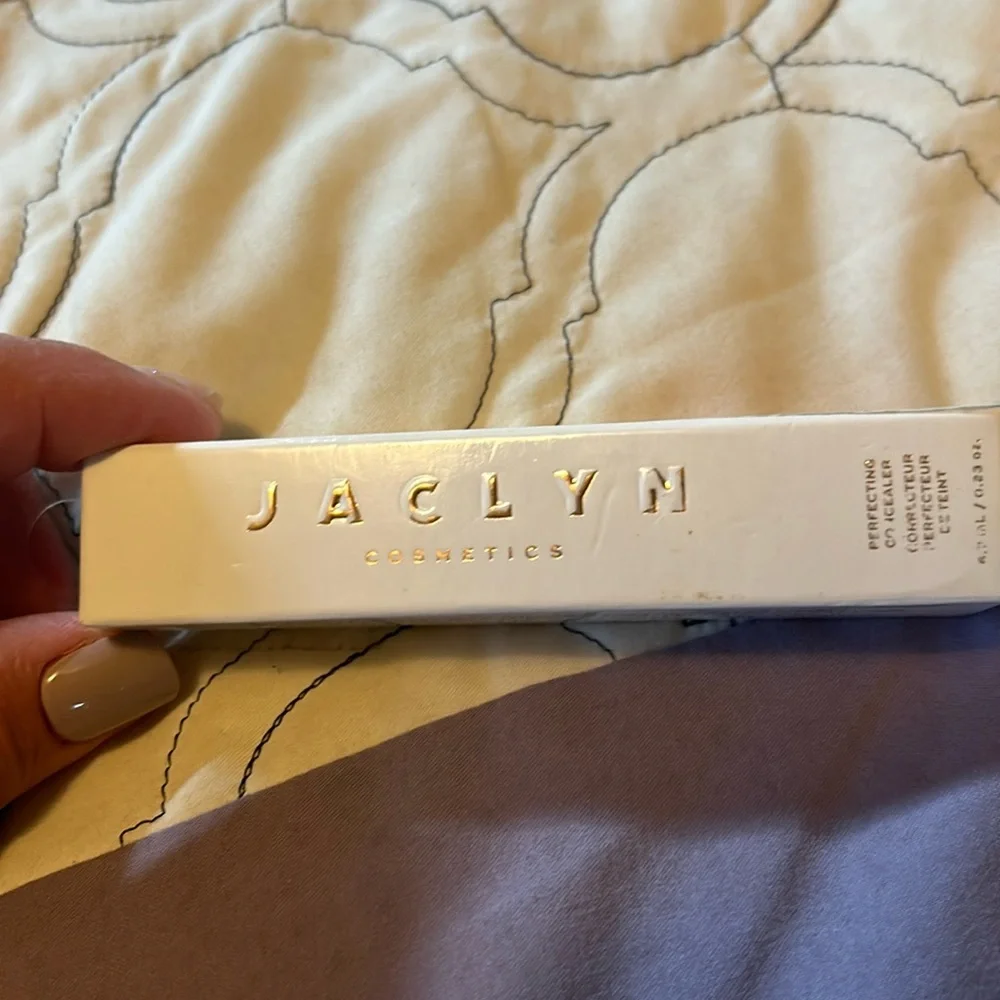 Joclyn perfecting under eye concealer